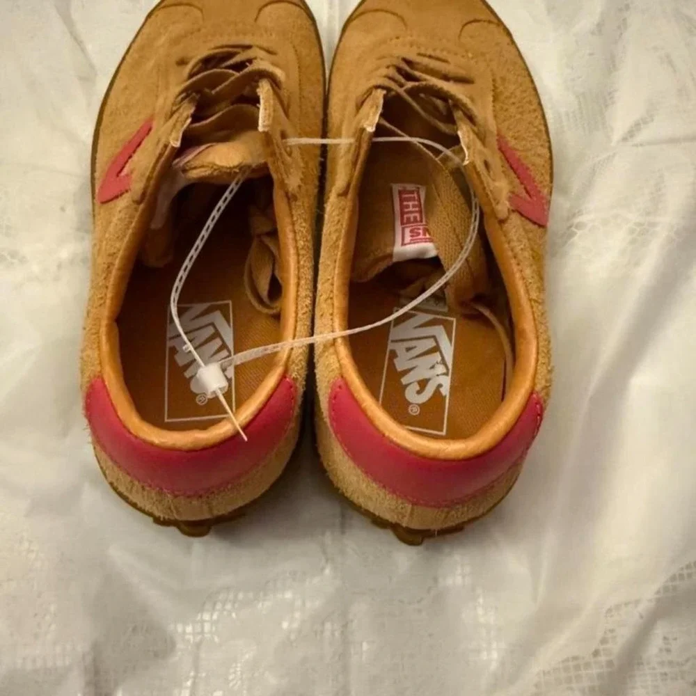 Classic Vans low-top sneakers in a warm brown suede with pink side stripe M 6.5‎